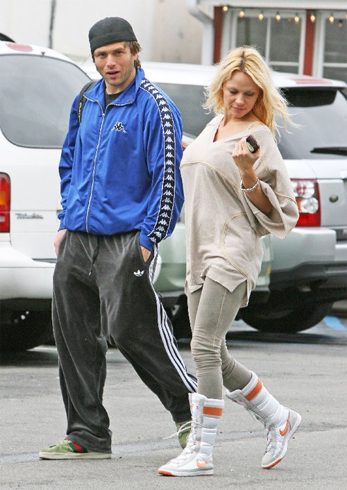 Updates: Chickz & Kickz   01.04.2008