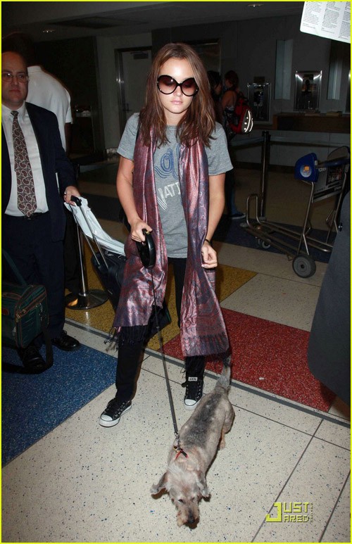 50159_leighton-meester-jfk-dog-06_122_837lo.jpg