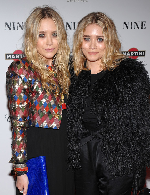 mary-kate-and-ashley-olsen-nine-premiere-02 Mary Kate & Ashley Olsen at the Premiere of Nine in NYC