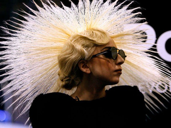 http://www.nitrolicious.com/blog/wp-content/uploads/2010/01/lady-gaga-polaroid-ces-las-vegas-01-570x427.jpg