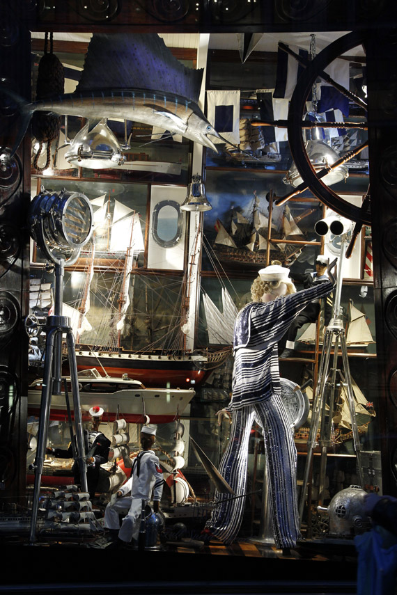 _R5D9201 Bergdorf Goodman Holiday 2010 Windows