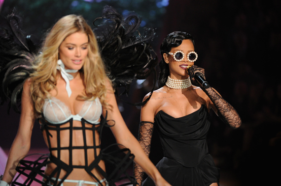 Rihanna, Justin Bieber & Bruno Mars rocks Victorias Secret Fashion Show 2012